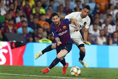 Lionel Messi es presionado por Francis Coquelin.