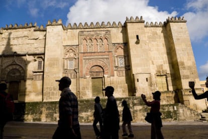 Vista de la fachada oeste de la Mezquita de Córdoba, erigida en el año 780 y uno de los monumentos más importantes de la arquitectura hispano-musulmana.