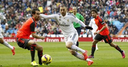 Benzema entra a l'àrea.