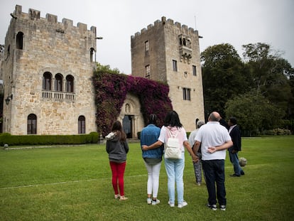 Un grupo de turistas realiza una de las visitas guiadas al Pazo de Meirás, en Sada (A Coruña)