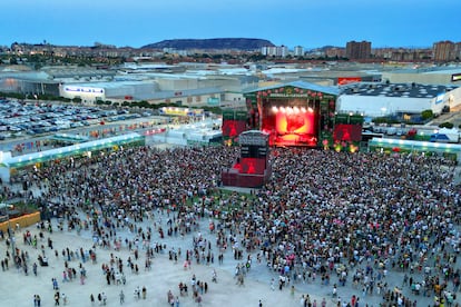 Visión panorámica de la explanada del recinto de Rabasa con el escenario principal del Spring festival.