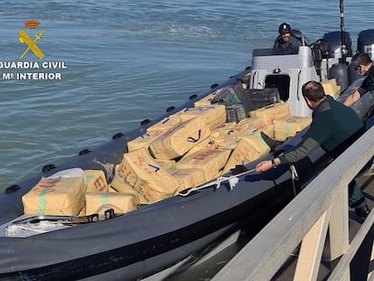 Varios agentes de la Guardia Civil se incautan de una lancha llena de fardos de hachís durante una operación llevada a cabo en las costas de Cádiz.