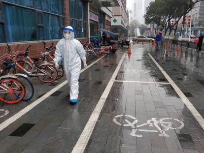 Un sanitario en una calle de Wuhan el pasado enero.