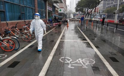 Un sanitario en una calle de Wuhan el pasado enero.