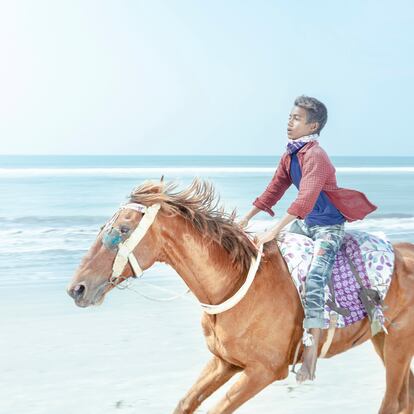 Un joven a caballo, en esta playa de 120 kilómetros.