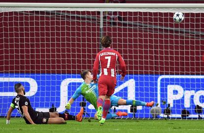 Antoine Griezmann marca el 0-2 ante el Bayer Leverkusen.