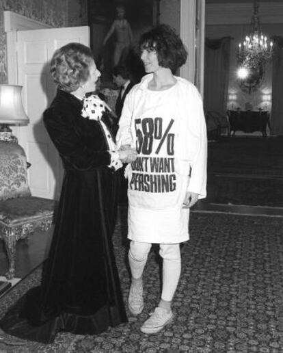 Margaret Thatcher recibe a Katharine de Hamnett en Downing Street en 1984. La diseñadora apareció con una camiseta gigante con el mensaje "58% Don't Want Pershing" (el 58% no quiere los [misiles norteamericanos] Pershing [en suelo británico]. |