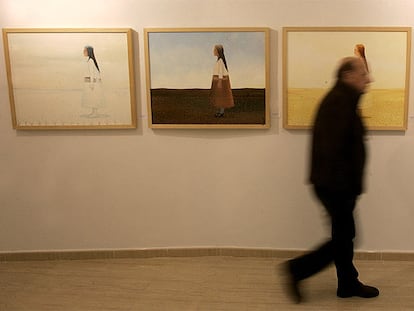 Un visitante en la exposición <i>Entre líneas</i> de la Galería Gades de Chiclana.