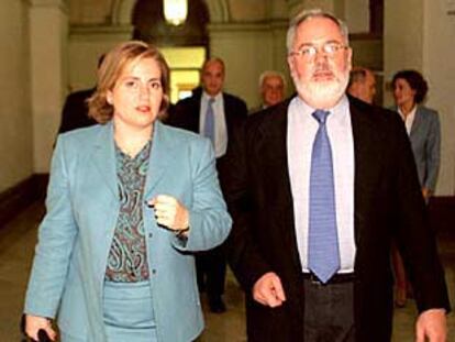 María Ángeles Ramón-Llin, con Miguel Arias Cañete, ayer en Madrid tras la reunión.