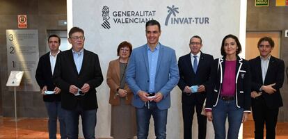 El presidente de Gobierno, Pedro Sánchez, junto al presidente de la Generalitat valenciana, Ximo Puig, y la ministra de Industria, Reyes Maroto, en Valencia.