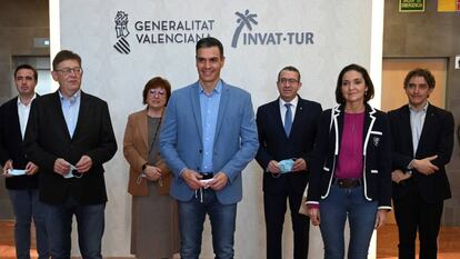 El presidente de Gobierno, Pedro Sánchez, junto al presidente de la Generalitat valenciana, Ximo Puig, y la ministra de Industria, Reyes Maroto, en Valencia.