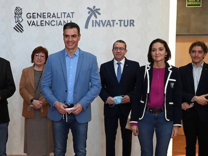 El presidente de Gobierno, Pedro Sánchez, junto al presidente de la Generalitat valenciana, Ximo Puig, y la ministra de Industria, Reyes Maroto, en Valencia.