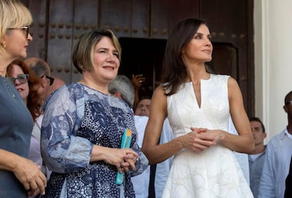 Lis Cuesta, la primera dama visible de Cuba en añso, con la Reina.