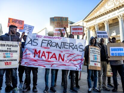 Protesta en el Congreso durante el debate de la ILP, este martes en el Congreso.