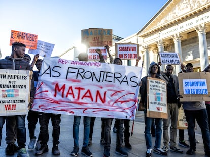 Protesta en el Congreso durante el debate de la ILP, este martes en el Congreso.