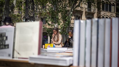 Caseta de libros en el paseo de Gràcia, este miércoles de Sant Jordi.