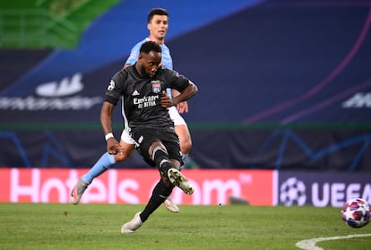 Moussa Dembélé marca su segundo gol al Manchester City en los cuartos de final de la Liga de Campeones que enfrentaron al Lyon con el equipo de Pep Guardiola el pasado mes de agosto en Lisboa.  / (REUTERS)