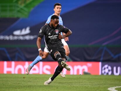 Moussa Dembélé marca su segundo gol al Manchester City en los cuartos de final de la Liga de Campeones que enfrentaron al Lyon con el equipo de Pep Guardiola el pasado mes de agosto en Lisboa.  / (REUTERS)