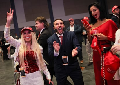 Seguidores de Trump celebran el avance del candidato republicano en el escrutinio, durante la fiesta central que se celebra en Palm Beach, Florida. 