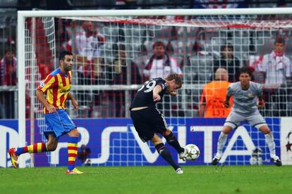 Kroos dispara para marcar el segundo gol del Bayern.
