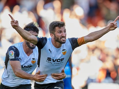 José Gayà, capitán del Valencia CF, celebra un gol con la nueva camiseta del equipo para esta temporada. El patrocinador es Socios.com y en la zamarra se puede ver el nombre de la 'fan token' del equipo.