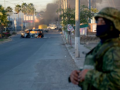 Un vehículo de carga calcinado tras los enfrentamientos de fuerzas federales con grupos armados el 5 de enero, en la ciudad de Culiacán, estado de Sinaloa (México)