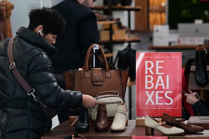 Ambiente del primer día de rebajas en el centro de Barcelona, este domingo. 