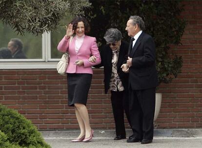 Los abuelos maternos de la Princesa de Asturias, Francisco Rocasolano y Enriqueta Rodríguez, a su salida de la clínica Ruber Internacional, acompañados de su hija Paloma, tras conocer a su tercera bisnieta, la infanta Sofía. La madre de la Infanta ha estado junto a su hija desde que ingresó en el hospital el pasado domingo.