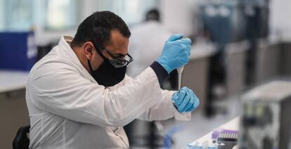 Trabajadores del laboratorio mAbxience, en la provincia de Buenos Aires (Argentina), trabajan en la producción de la vacuna experimental de AstraZeneca.