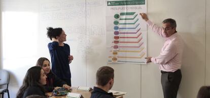 El Consejero Delegado del BBVA, Ángel Cano, imparte una clase de Educación Financiera en el colegio Nazaret de Madrid.