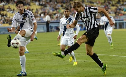 Llorente remata ante Omar González en un amistoso frente al Galaxy el pasado 3 de agosto.