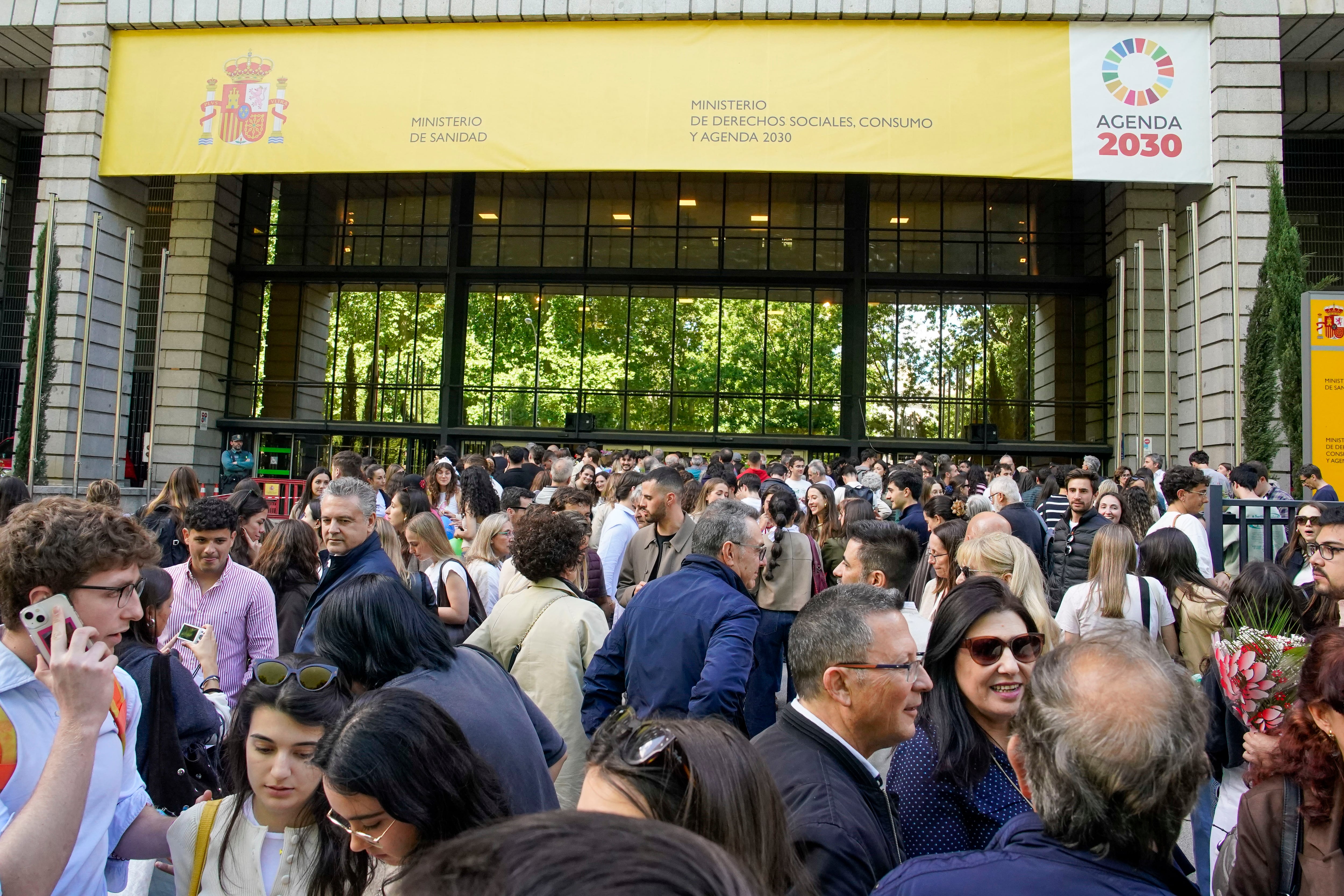 Médicos Internos Residentes, con familiares y amigos, este lunes ante el Ministerio de Sanidad,