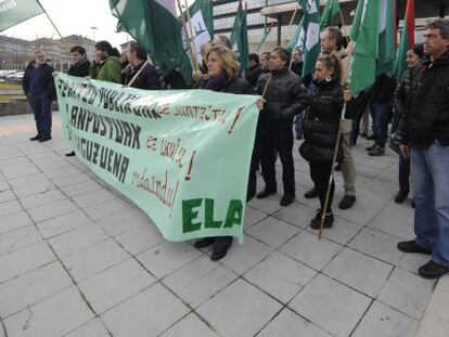 Un momento de la concentración convocada por ELA ante la sede del Gobierno en Vitoria.