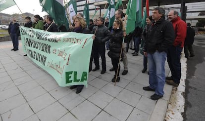 Un momento de la concentración convocada por ELA ante la sede del Gobierno en Vitoria.