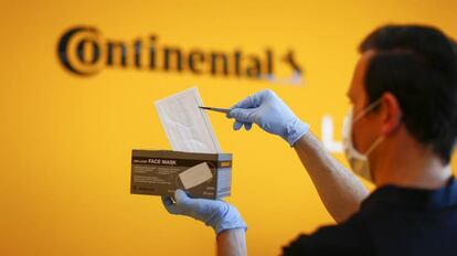 Trabajador de Continental con una mascarilla.