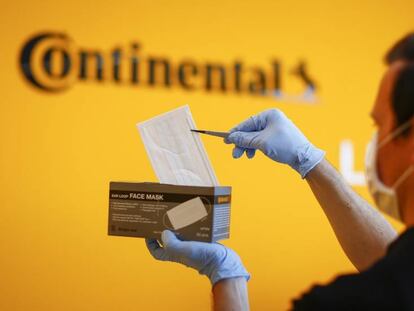 Trabajador de Continental con una mascarilla.