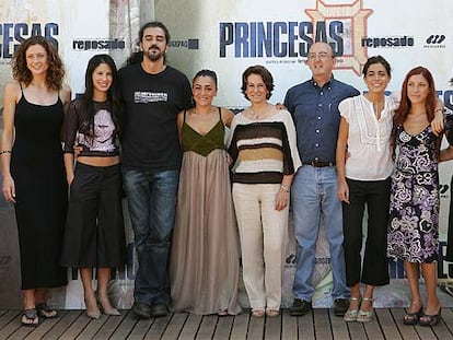 De izquierda a derecha, Mónica van Campen, Micaela Nevárez, Fernando León, Candela Peña, Marina Cordero, el coproductor Jaume Roures, María Ballesteros, Violeta Pérez y Llum Barrera.