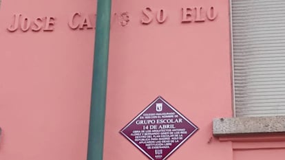 La nueva placa con el nombre 14 de abril en el colegio del barrio Pacífico, en Madrid.