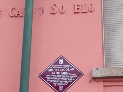La nueva placa con el nombre 14 de abril en el colegio del barrio Pacífico, en Madrid.
