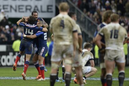 Francia celebra un tanto ante Inglaterra en el partido de apertura del Seis Naciones.