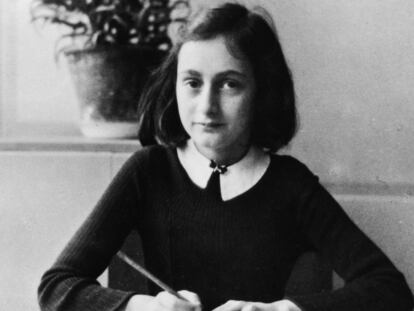 Anne Frank, haciendo los deberes a los 12 años en 1941.