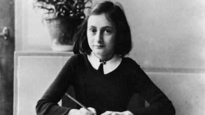 Anne Frank, haciendo los deberes a los 12 años en 1941.