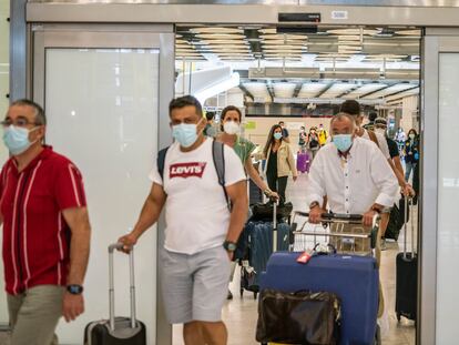 Llegada de pasajeros al aeropuerto Adolfo Suárez Madrid-Barajas este domingo.