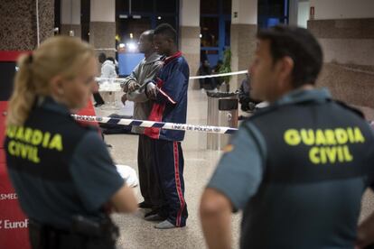 Dos miembros de la Guardia Civil en la zona acotada para los migrantes que esperan en la Estación Marítima de Algeciras 