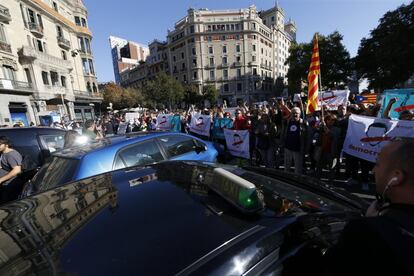 Nombroses persones tallen la Gran Via de Barcelona mentre es concentren davant la seu del Departament d'Economia de la Generalitat.