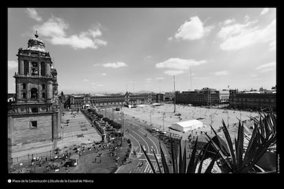 En la época colonial se establecieron dos mercados en la plaza. En uno se vendían los productos llegados de Filipinas por la Nao de China, en otro, un tipo tianguis, se vendían alimentos. A finales del siglo XVIII la plaza fue remozada, se construyó una balaustrada con puertas de hierro forjado, y en el centro, la estatua ecuestre de Carlos IV. En 1843 se derribaron los mercados y la plaza alcanzó el espacio actual: 46 800 metros cuadrados. Durante el reinado de Maximiliano se plantaron los primeros árboles y durante la etapa porfirista se colocó un quiosco de hierro en el centro. Ya en el siglo XX, se retiraron los árboles y se diseñaron los jardines y las cuatro fuentes que aparecen en la foto. En 1958, la plaza se convirtió en la plancha lisa de concreto que es hoy.