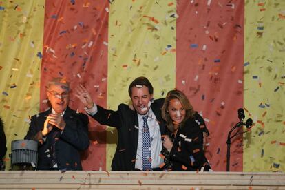 En 2010 Artur Mas se presenta por tercera vez como candidato a presidir la Generelatit por CiU. Gana las elecciones y se convierte en presidente. En la imagen, Mas (c) junto su esposa y el también dirigente de CiU Josep Antoni Duran i Lleida (d), en la sede de la coalición celebran la victoria en las elecciones autonómicas del 28 de septiembre de 2010.