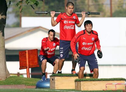 Marcelo Diaz, Francisco Silva y Albert Acevedo, en la sesión de entrenamiento matinal en el complejo deportivo Juan Pinto Durán en Santiago, Chile.