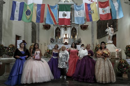 Un grupo de nueve mujeres de la tercera edad cumplieron su sueño de celebrar esta fiesta, se les unieron tres quinceañeras trans jóvenes que también participaron del evento.