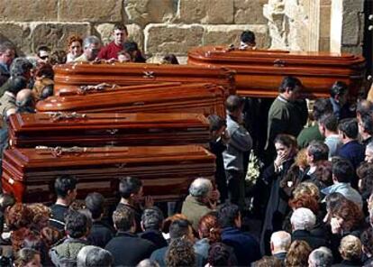 Ciudadanos de Luque, en el atrio de la iglesia en la que se celebró el funeral por los jóvenes fallecidos.

 / F. J. VARGAS